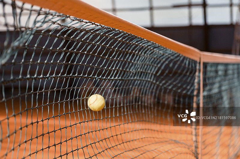带网球的网球网图片素材