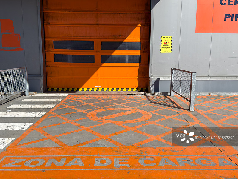 仓库装卸区入口（施工材料），限制工作区域，注意安全图片素材