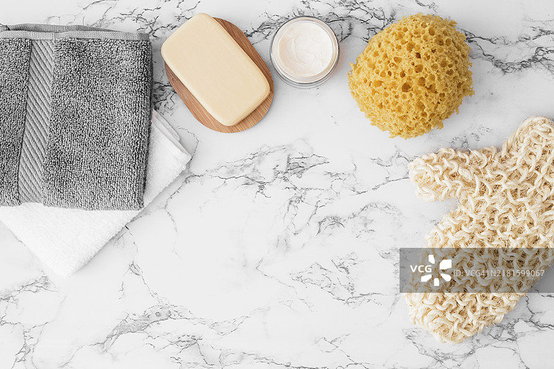 毛巾、香皂、保湿霜、海绵和磨砂手套大理石静物图片素材
