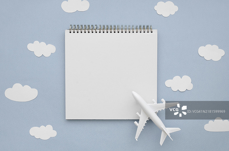 带有飞机图案的云朵相框笔记本图片素材