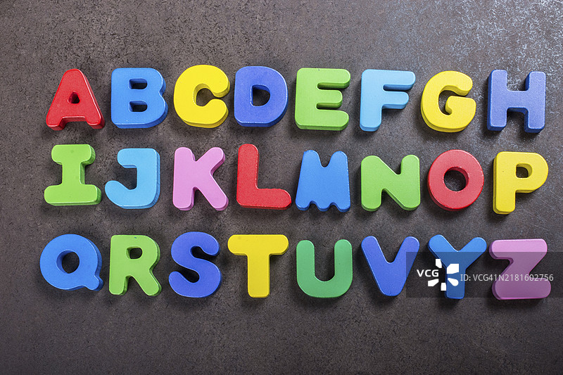 用于早期教育概念的ABC木制字母图片素材