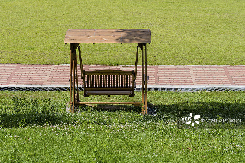 韩国人行道旁的木制秋千公园长椅后视图图片素材