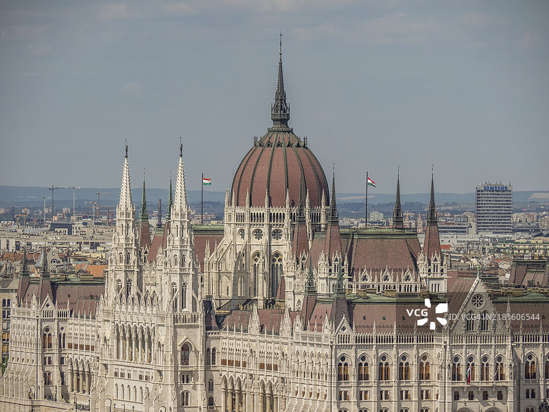 匈牙利国会大厦及其引人注目的塔楼特写，布达佩斯，多瑙河，匈牙利图片素材