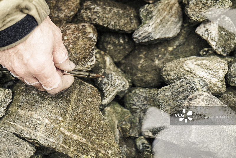 挪威莫勒-鲁姆斯达尔郡维达尔的防水弹药、水、石头，欧洲图片素材