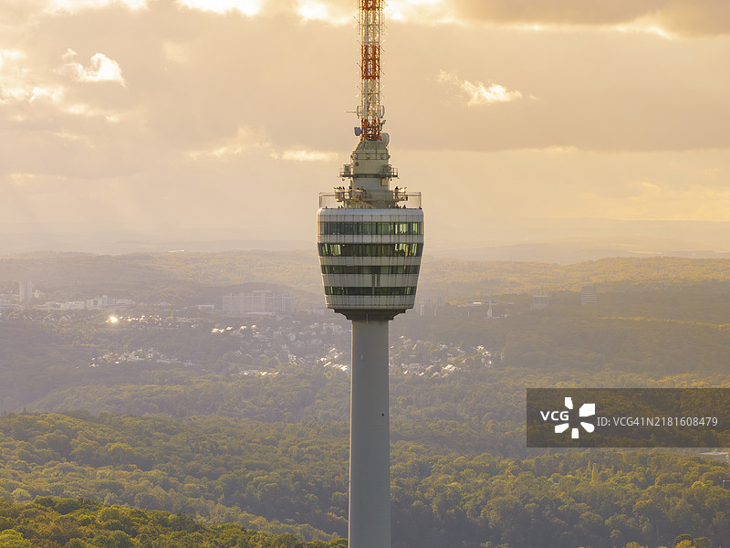 德国斯图加特电视塔与金色夕阳下的森林和山丘特写图片素材
