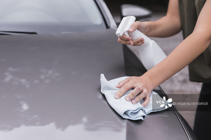 清洁汽车的女人特写图片素材