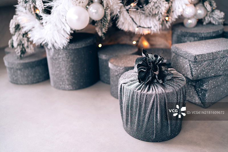 装饰精美的圣诞树下的圣诞礼物图片素材