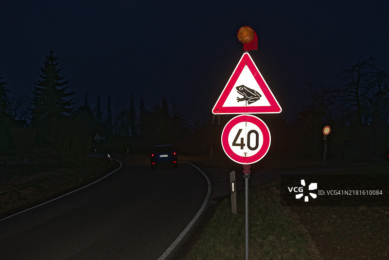 青蛙迁徙交通标志，德国图片素材