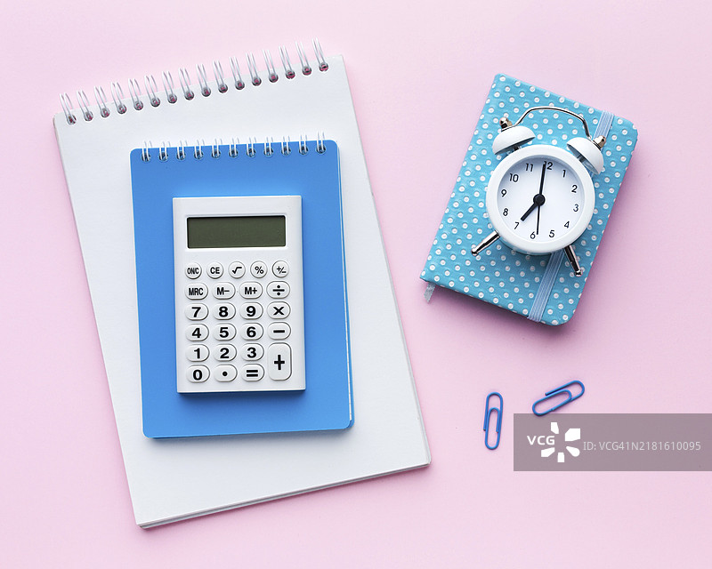 计算器和记事本俯视图图片素材