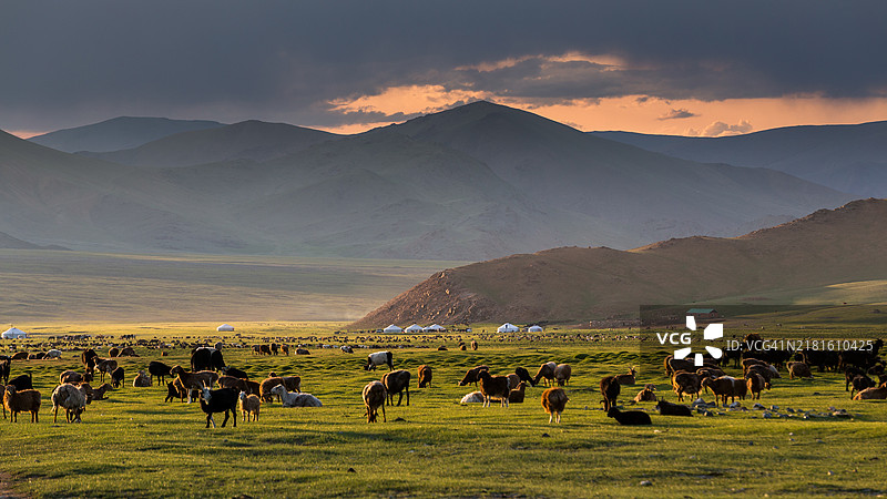 宁静的夜晚：蒙古巴彦乌列盖省的查姆巴加拉夫山夏令营图片素材