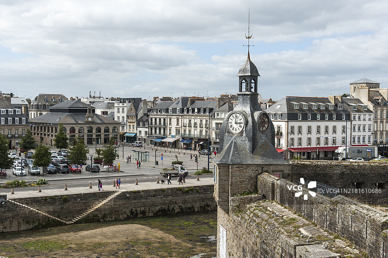 塔楼，维尔克洛斯西南角的时钟，城墙，雷兰帕特，老城区，维尔克洛斯，孔卡诺，菲尼斯泰尔省，布列塔尼，法国，欧洲图片素材