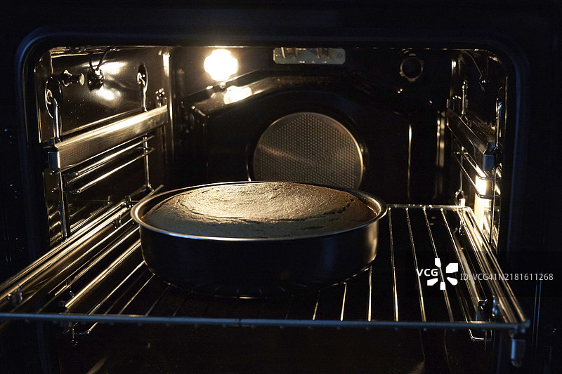 烤箱里正在烘焙的蛋糕图片素材