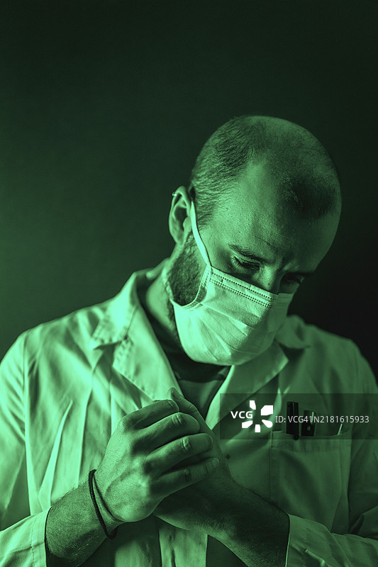 思考新冠疫情的医生图片素材