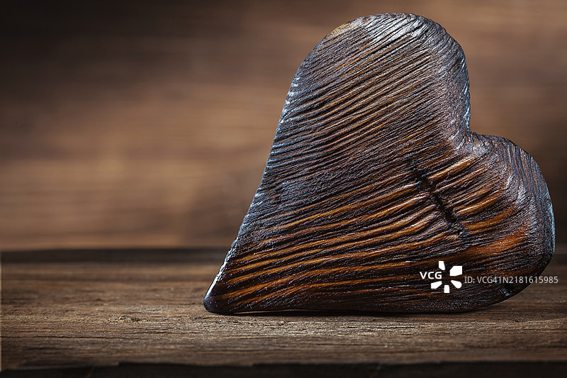 木质背景上的复古条纹木制心形图片素材