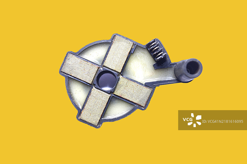 分配型汽车的点火线圈，橙色背景图片素材