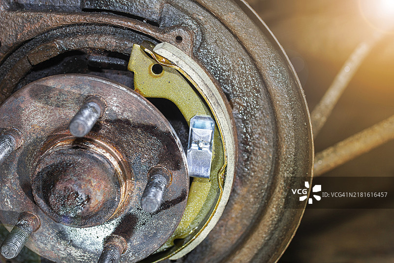 驻车制动器维修更换盘式制动片图片素材