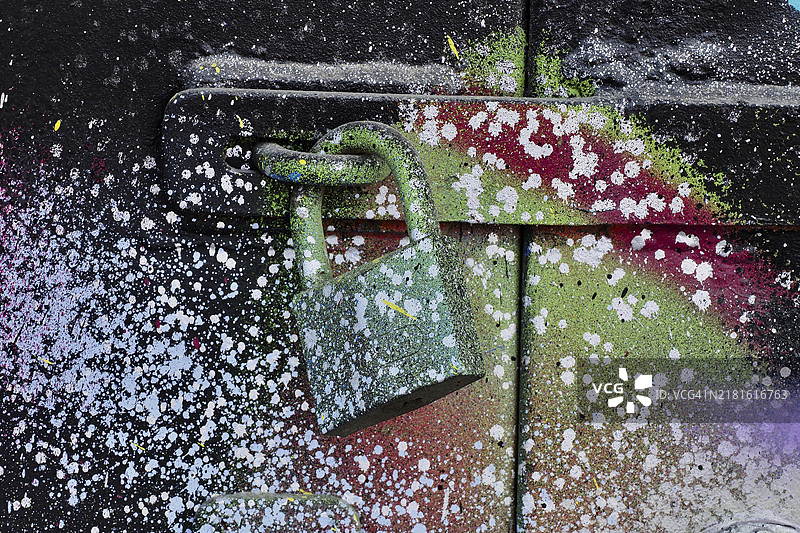 涂鸦门闩上的挂锁图片素材