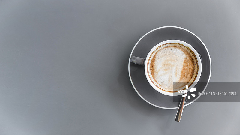 咖啡拿铁灰色背景俯视图图片素材