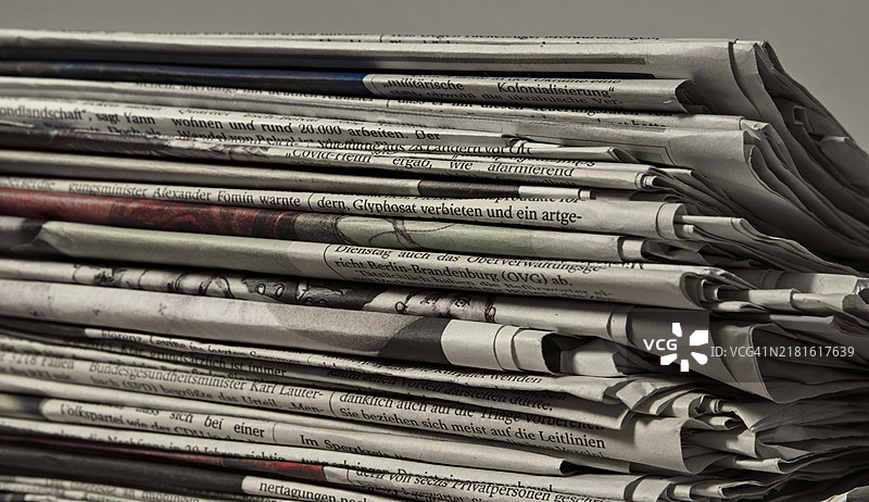 堆积的日报图片素材