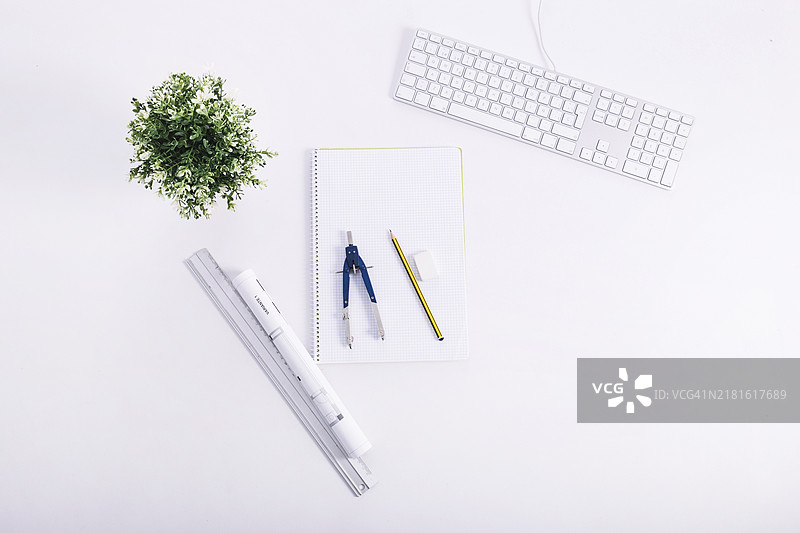 植物键盘旁的绘图工具图片素材