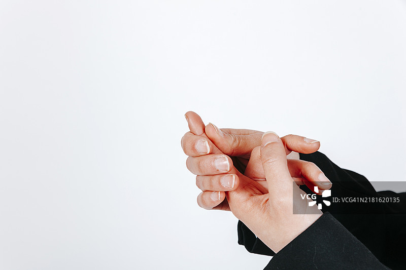 疼痛手指的女人手部局部图片素材