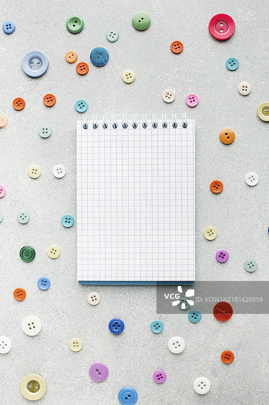 彩色按钮环绕的空白记事本图片素材