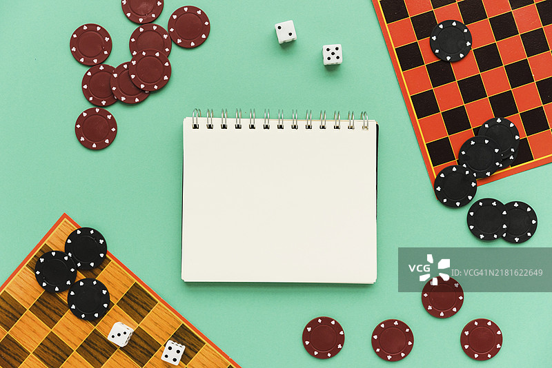 俯视：带有样机记事本的社交游戏图片素材