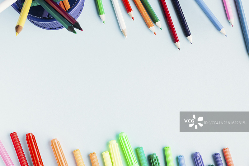 白色背景上的彩色马克笔图片素材