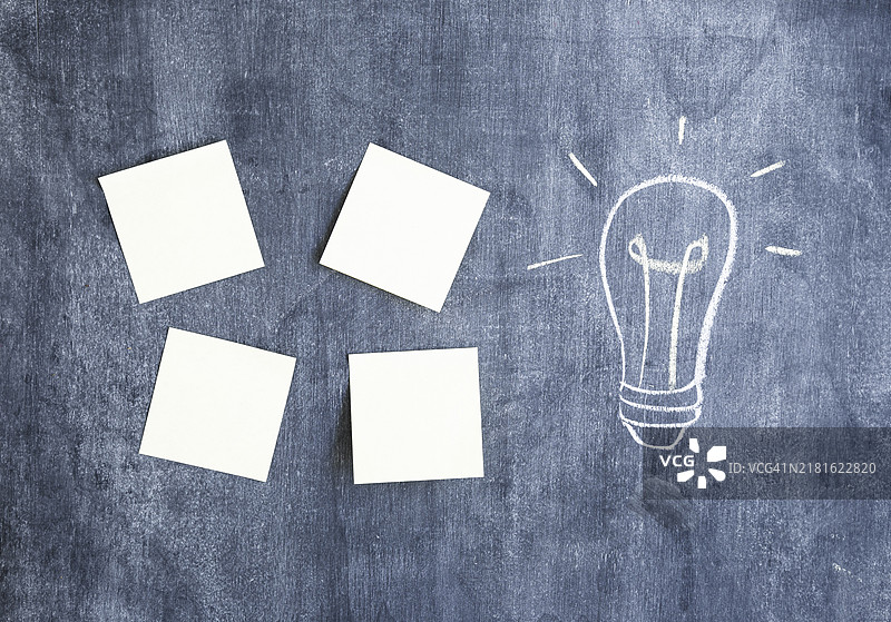 粉笔绘制的灯泡上的空白便签图片素材