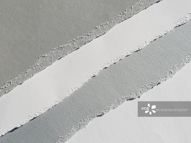 灰度对角纸张撕裂效果图片素材
