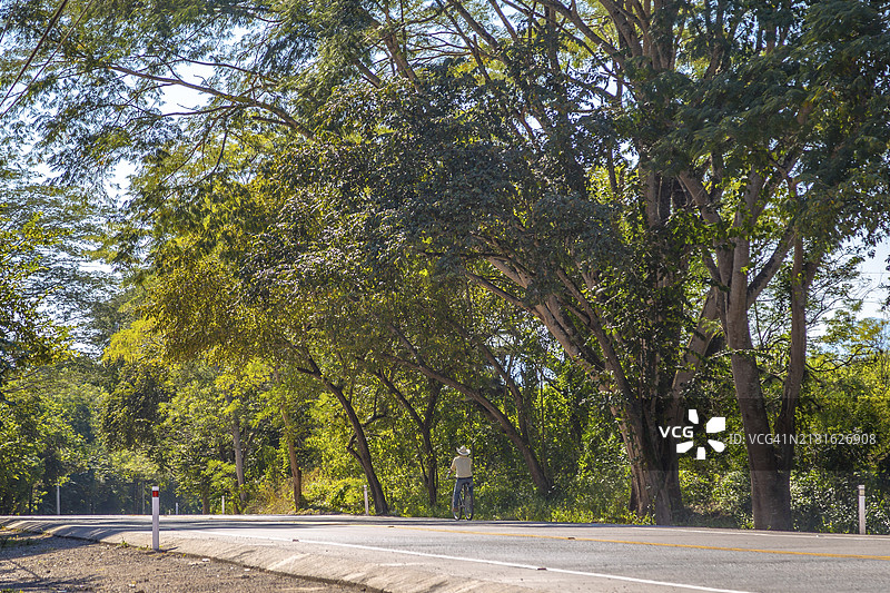 洪都拉斯科潘遗址的当地自行车手图片素材
