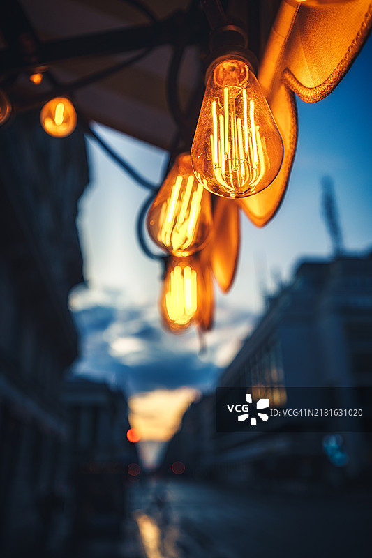 巴黎歌剧院附近餐厅外的装饰灯光图片素材