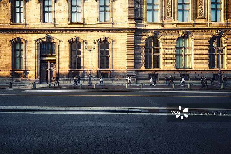 巴黎卢浮宫外的街道在日出时分图片素材