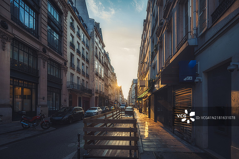 巴黎圣尤斯塔什教堂附近的街道在日出时分图片素材