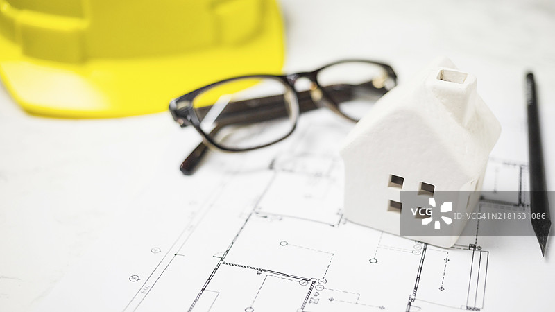 眼镜蓝图旁的小饰品屋图片素材