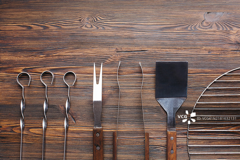 木桌上的一排烧烤用具图片素材