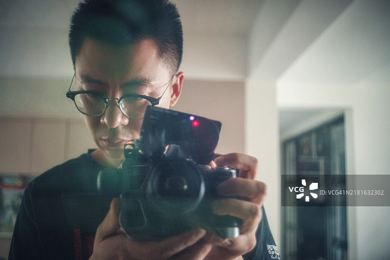 成都一位中国男子的自画像图片素材