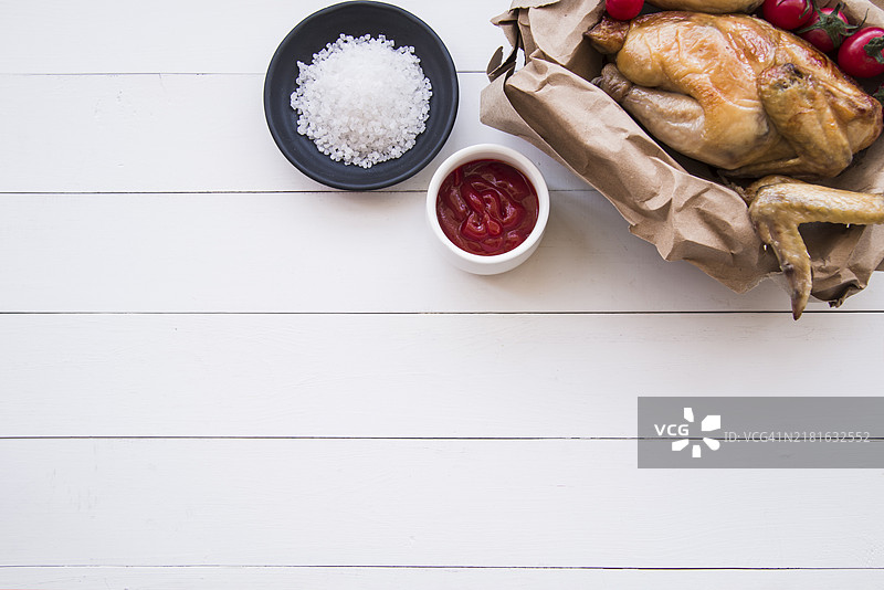 烤鸡番茄酱盐白色木桌高空景色图片素材