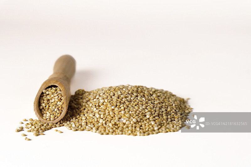 木勺盛放富含蛋白质的藜麦超级食品，白色背景图片素材