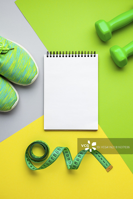 俯视拍摄：运动器材笔记本模型图片素材