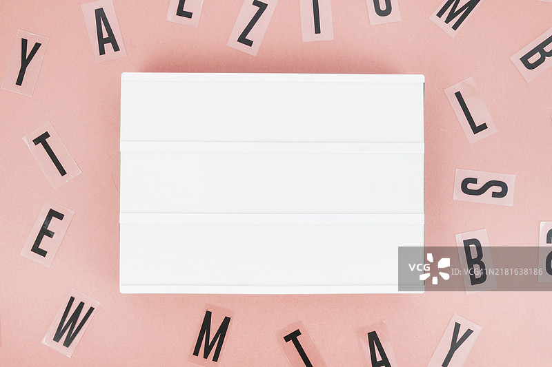 各种黑色字母围绕的标语牌鸟瞰图图片素材