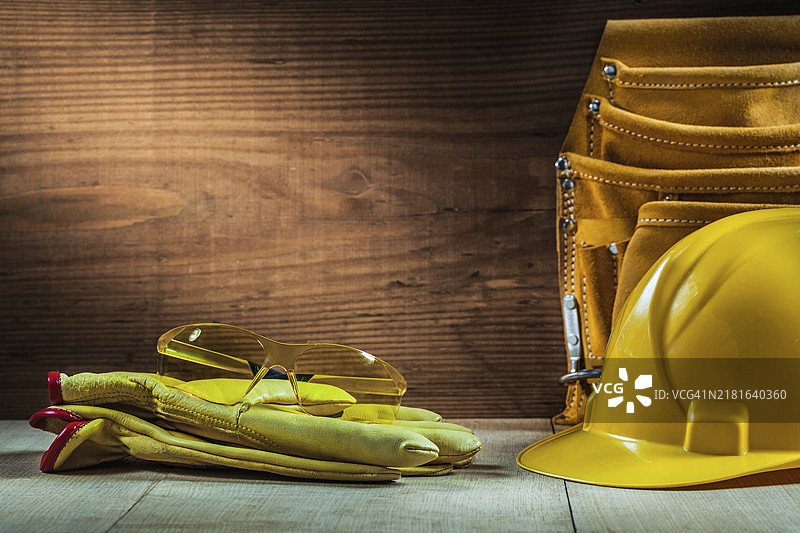 木头上的手套眼镜头盔腰带图片素材