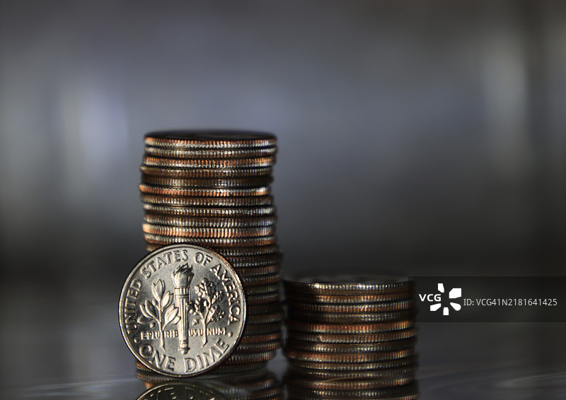 美国一角硬币堆叠（背面朝上）图片素材