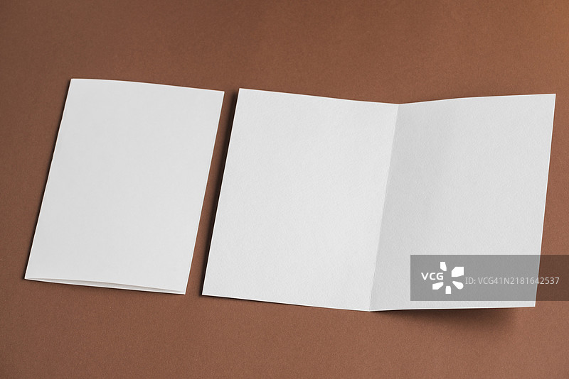 折叠和展开的空白白纸俯视图图片素材
