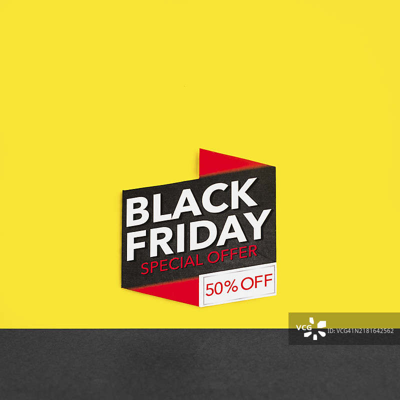 黄色背景上的黑色星期五促销字样图片素材