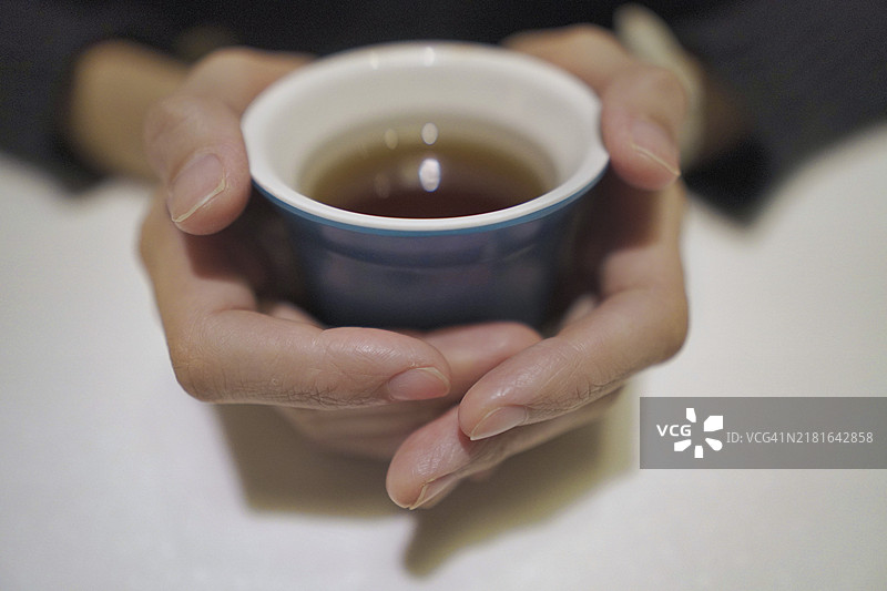 手捧茶杯图片素材
