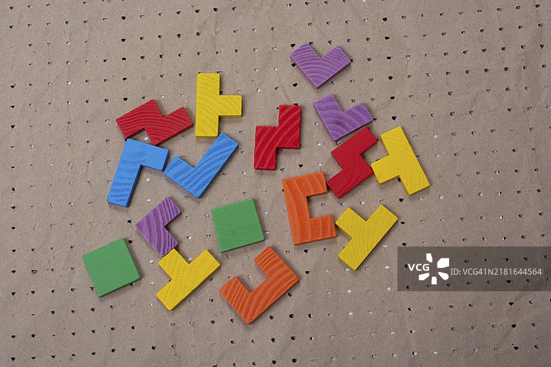 创意逻辑思维概念，彩色木块和几何形状图片素材