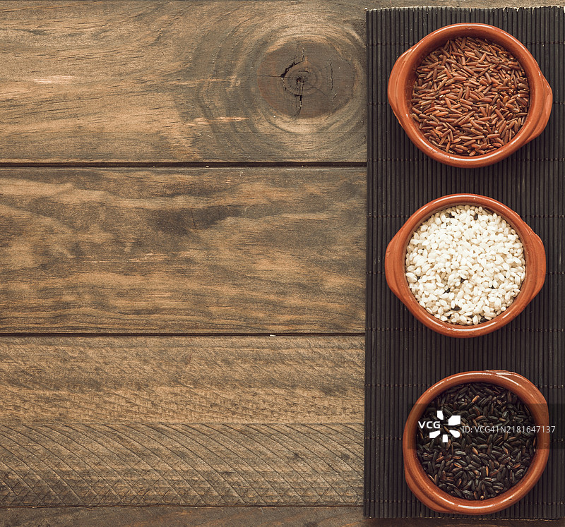 有机糙米白米碗木桌图片素材