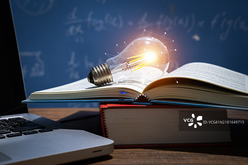教育理念：书籍与灯泡图片素材