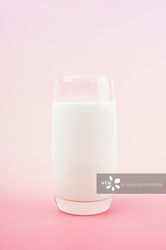 粉色背景上的一杯牛奶图片素材